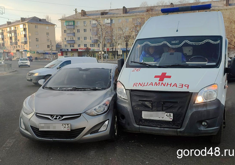 Автомобиль скорой помощи попал в ДТП на площади Мира