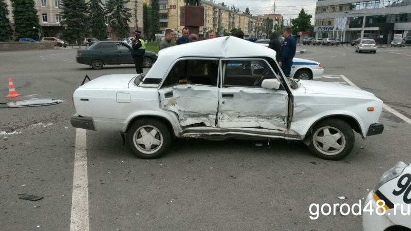 В результате аварии на площади Плеханова разворотило «ВАЗ» В результате аварии на площади Плеханова разворотило «ВАЗ»
