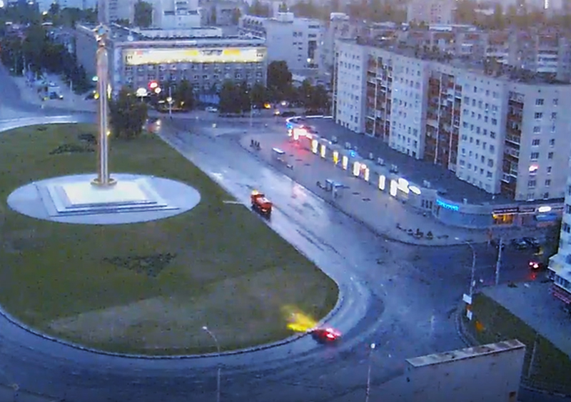 Выезд автомобиля на клумбу памятника Победы попал на видео Выезд автомобиля на клумбу памятника Победы попал на видео