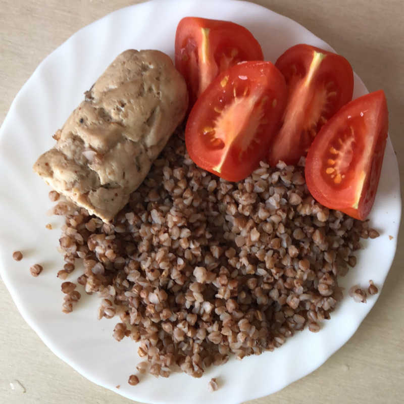 Гречневая каша с помидорами и курицей