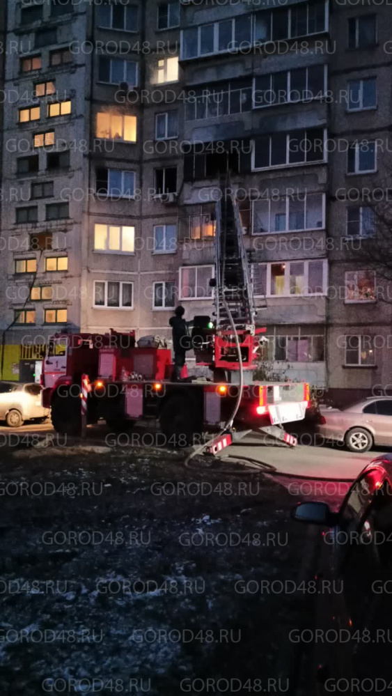 На улице Меркулова от горящего балкона воспламенилась квартира
