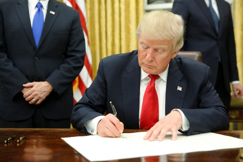 Дональд Трамп одобрил новые антироссийские санкции Дональд Трамп одобрил новые антироссийские санкции