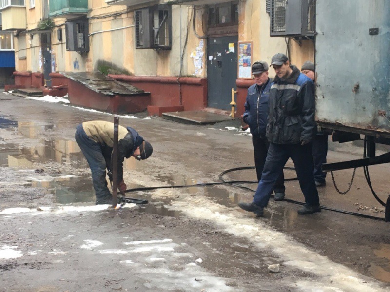 В липецких дворах начали демонтаж парковочных столбов В липецких дворах начали демонтаж парковочных столбов