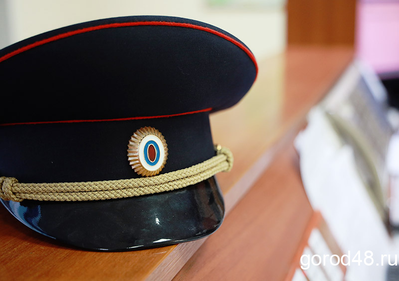   Оскорбление полицейского обошлось защищавшей сына женщине в 25 000 рублей