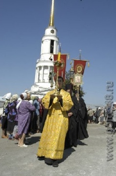 Торжества, посвященные 225-летию преставления святителя Тихона Задонского, завершились Крестным ходом с выносом его мощей Торжества, посвященные 225-летию преставления святителя Тихона Задонского, завершились Крестным ходом с выносом его мощей