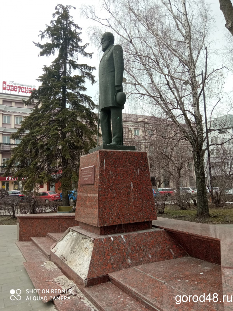 От памятника Митрофану Клюеву отвалилась плитка