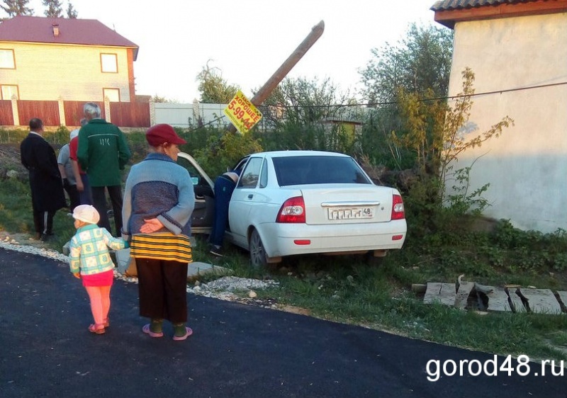 Пьяный водитель врезался в столб Пьяный водитель врезался в столб