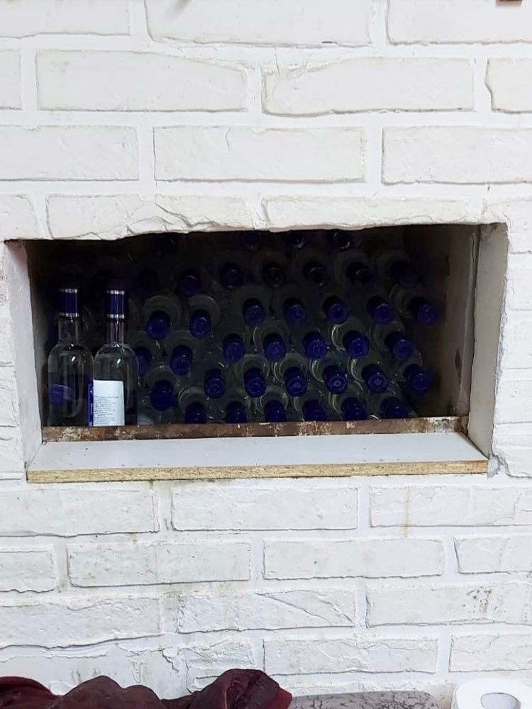 В тайнике в липецком киоске нашли 58 бутылок контрафактного алкоголя