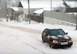 В заснеженном Ельце автомобили не могут въехать на гору улицы  Ленина