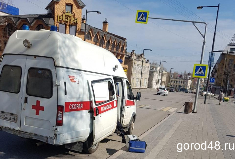В центре Липецка пациент пытался выпрыгнуть из машины «скорой» В центре Липецка пациент пытался выпрыгнуть из машины «скорой»
