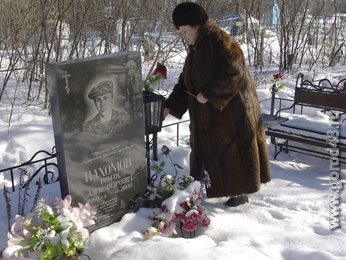 Мать десантника погибшего в Чечне, поймала вандала, разгромившего могилу ее сына Мать десантника погибшего в Чечне, поймала вандала, разгромившего могилу ее сына