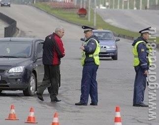 За парковку на газонах водители заплатят штраф от 300 до 3500 рублей За парковку на газонах водители заплатят штраф от 300 до 3500 рублей