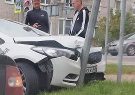 Автомобиль «Киа» врезался в светофор