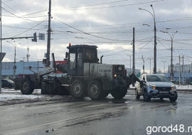 Зима близко. В Липецке в аварии начала попадать снегоуборочная техника