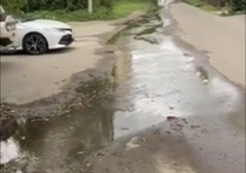 По улице Чаплыгина в Липецке с конца июля течёт ручей