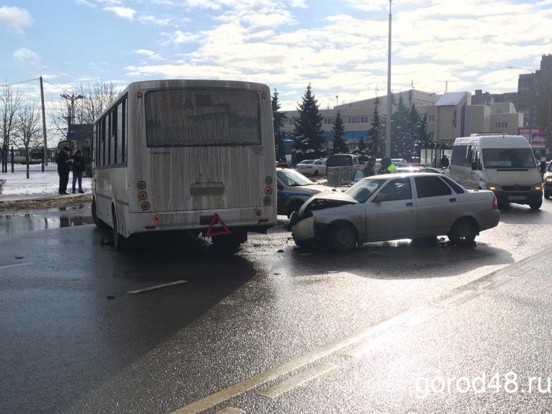 «Лада Приора» въехала в автобус: пострадали мужчина и ребенок «Лада Приора» въехала в автобус: пострадали мужчина и ребенок