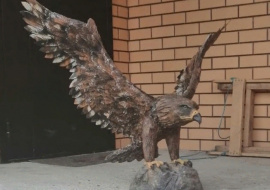 Дело о получении в подарок краденой скульптуры орла направлено в суд 
