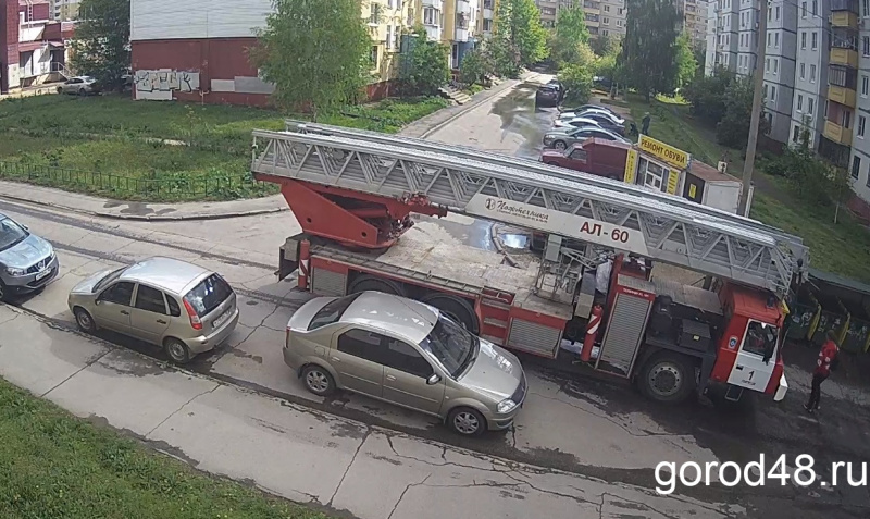 На улице Хорошавина спасатели и полицейские отговаривают мужчину от прыжка с дома