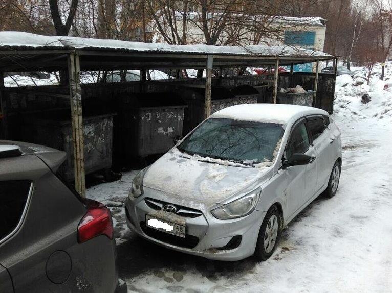 Припаркованные автомобили заблокировали доступ спецтехники Припаркованные автомобили заблокировали доступ спецтехники