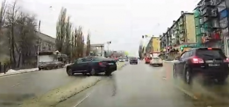 Автомобилист подрезал «скорую» и ушёл через двойную сплошную Автомобилист подрезал «скорую» и ушёл через двойную сплошную
