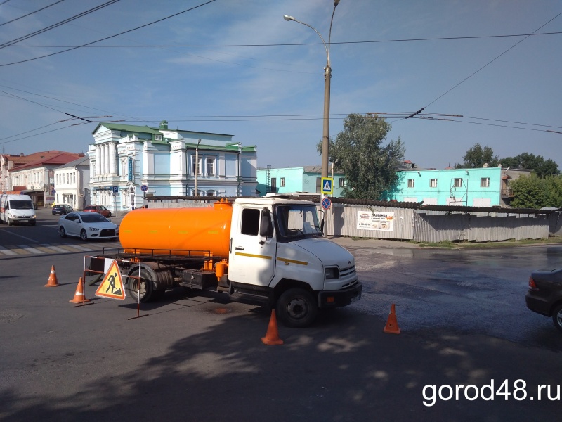В центре Липецка лопнул водовод диаметром 300 миллиметров В центре Липецка лопнул водовод диаметром 300 миллиметров