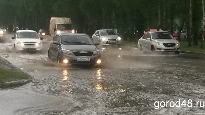 В Липецке затопило улицу Водопьянова В Липецке затопило улицу Водопьянова
