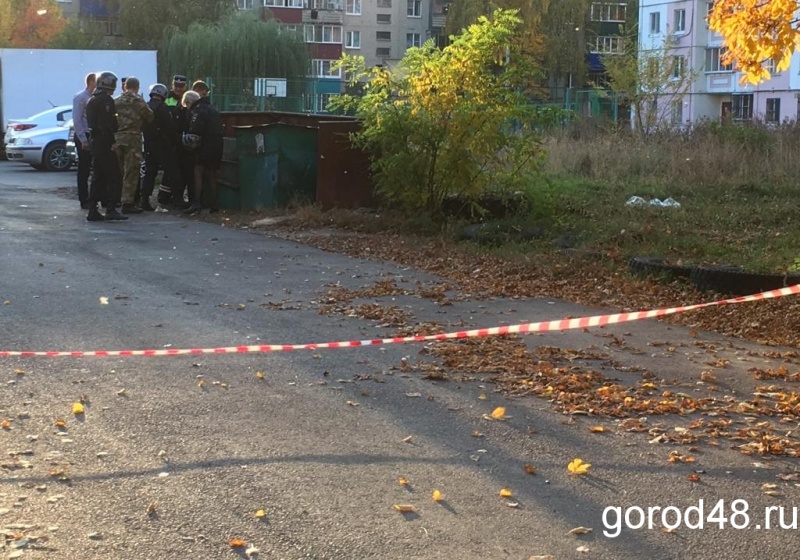 В подозрительном пакете на мусорной площадке нашли оружие В подозрительном пакете на мусорной площадке нашли оружие