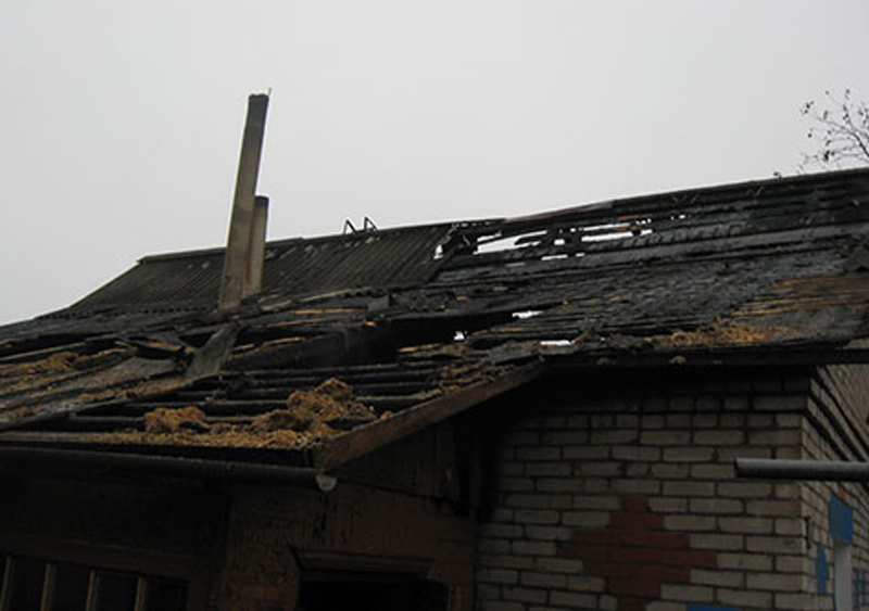 В Добровском районе огонь полностью уничтожил кровлю дома В Добровском районе огонь полностью уничтожил кровлю дома