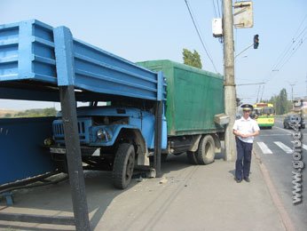 В Липецке грузовик врезался в остановку В Липецке грузовик врезался в остановку