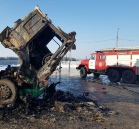 Тягач «DAF» сгорел на трассе «Дон» Тягач «DAF» сгорел на трассе «Дон»