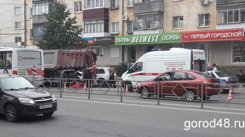 В Липецке внедорожник протаранил самосвал В Липецке внедорожник протаранил самосвал