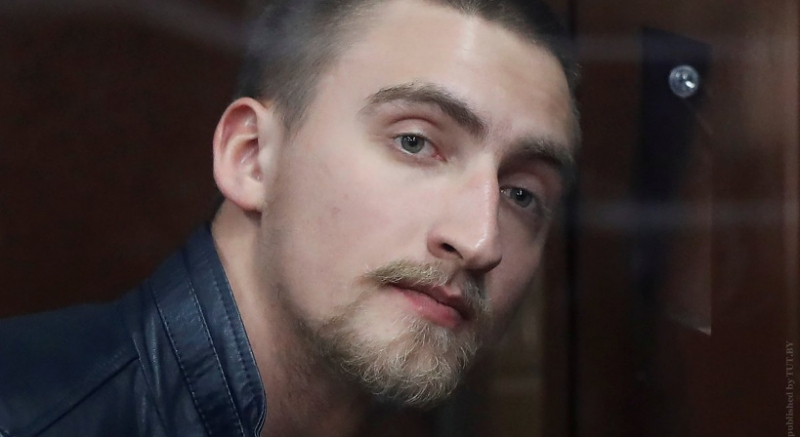 Суд приговорил Устинова к 3,5 годам колонии за нападение на омоновца Суд приговорил Устинова к 3,5 годам колонии за нападение на омоновца