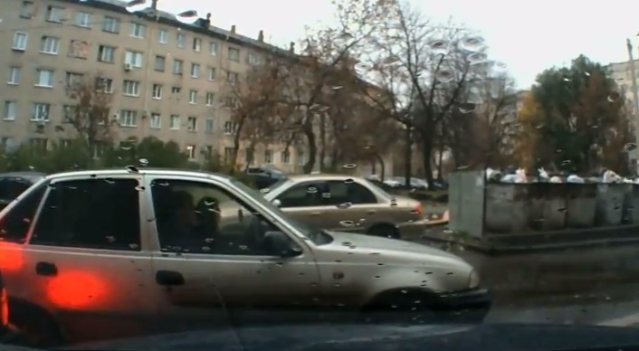 Автоледи разбила машину во дворе и поехала дальше Автоледи разбила машину во дворе и поехала дальше