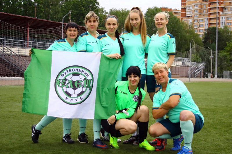 Дочь Льва Яшина наградила футбольных мамочек из Ельца медалями престижного турнира