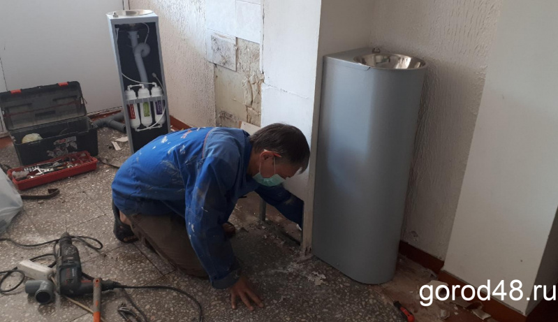 В липецких школах устанавливают фонтанчики с тройной системой очистки воды В липецких школах устанавливают фонтанчики с тройной системой очистки воды