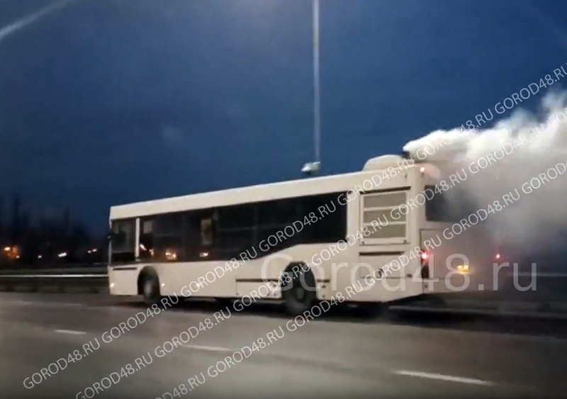 Дымящий автобус мчался на ремонт