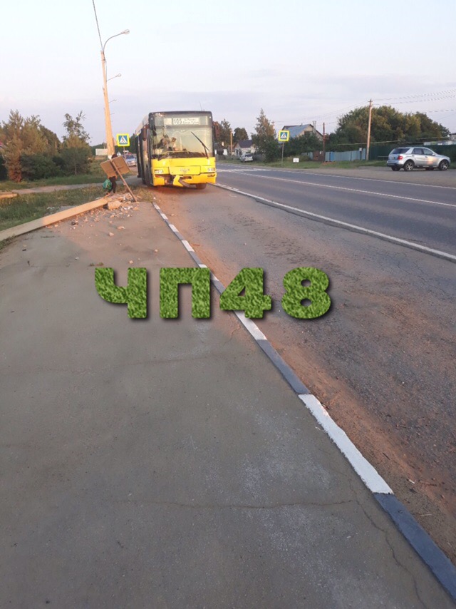 Под Липецком рейсовый автобус снес столб Под Липецком рейсовый автобус снес столб
