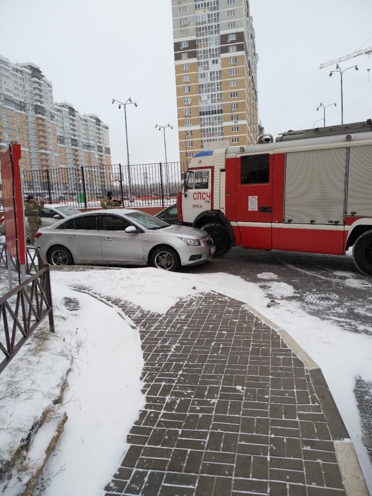 Пожарные машины не могут проехать из-за оставленных у обочин автомобилей Пожарные машины не могут проехать из-за оставленных у обочин автомобилей