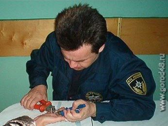 Кольцо с распухшего пальца спасатели снимали на остановке транспорта Кольцо с распухшего пальца спасатели снимали на остановке транспорта