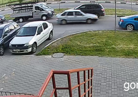 Неизвестный на автомобиле украл видеорегистратор и уехал