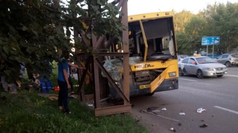 20 человек пострадали в ДТП с автобусом в Ижевске 20 человек пострадали в ДТП с автобусом в Ижевске