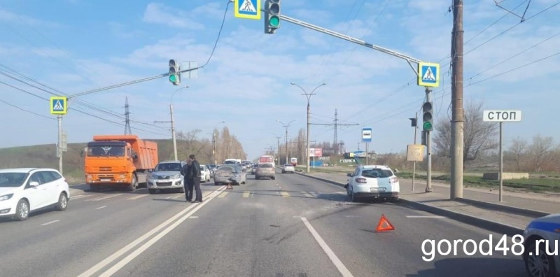 Женщина водитель получила травмы в утреннем ДТП Женщина водитель получила травмы в утреннем ДТП