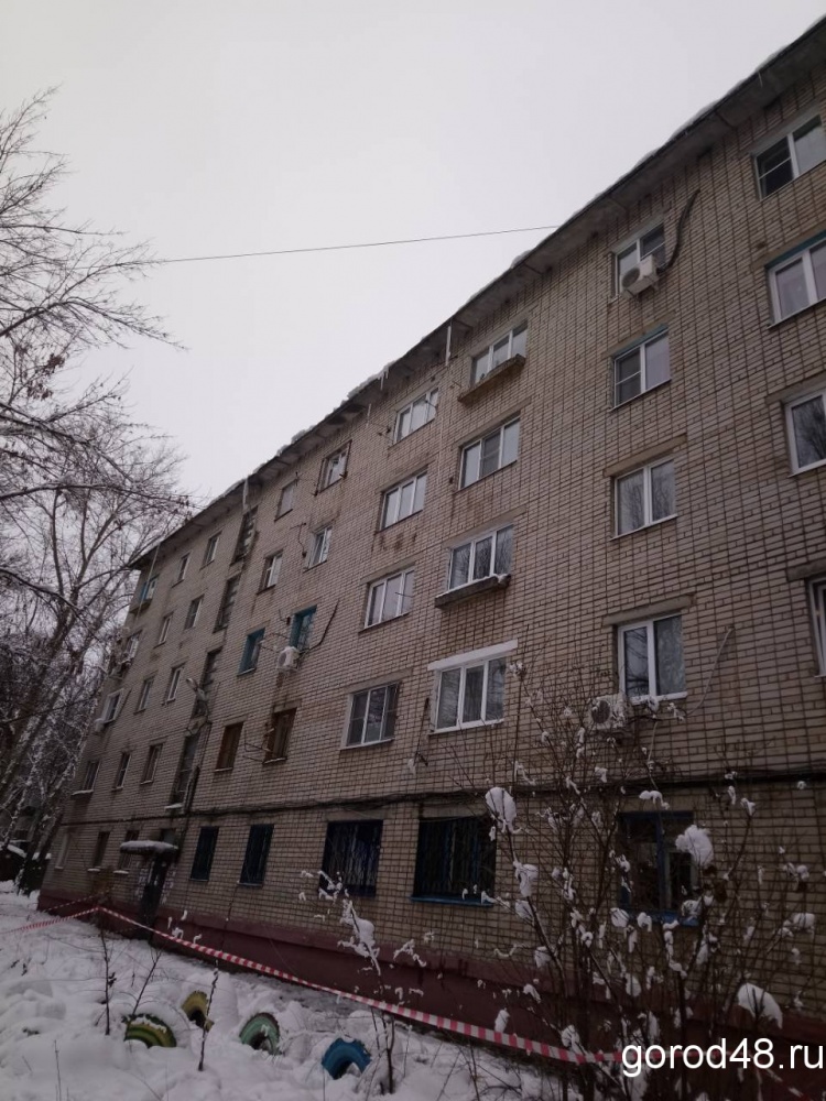 Сосульки высотой в два с лишним этажа сбили Сосульки высотой в два с лишним этажа сбили