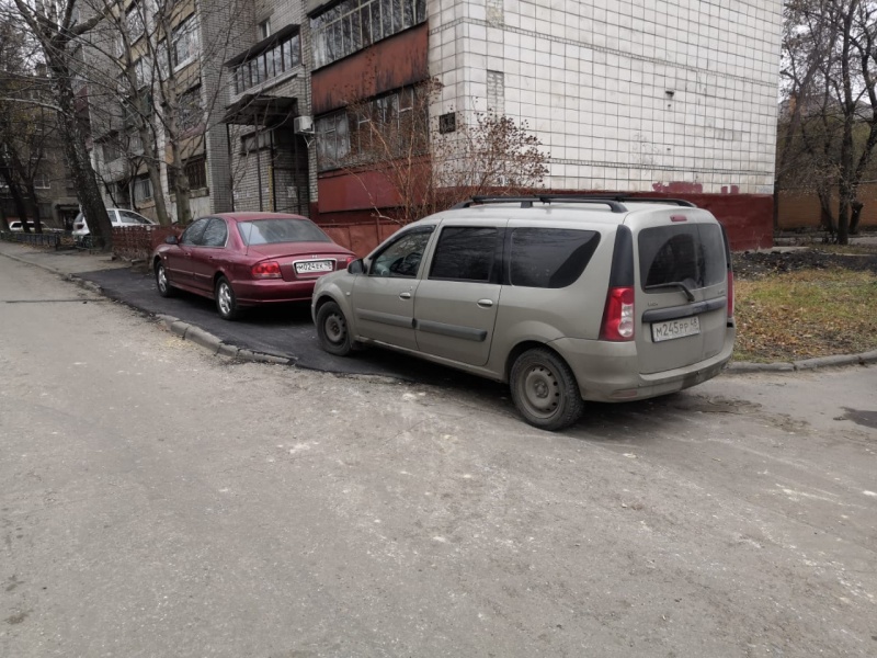 Асфальт на тротуаре положили только вчера, а сегодня на нем уже стоят авто (ФОТО) Асфальт на тротуаре положили только вчера, а сегодня на нем уже стоят авто (ФОТО)