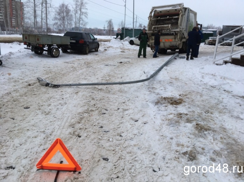 В Липецке КАМАЗ сбил столб В Липецке КАМАЗ сбил столб