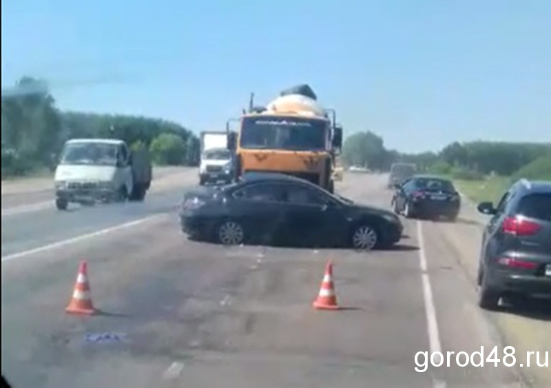 В Липецке бетономешалка смяла легковушку В Липецке бетономешалка смяла легковушку