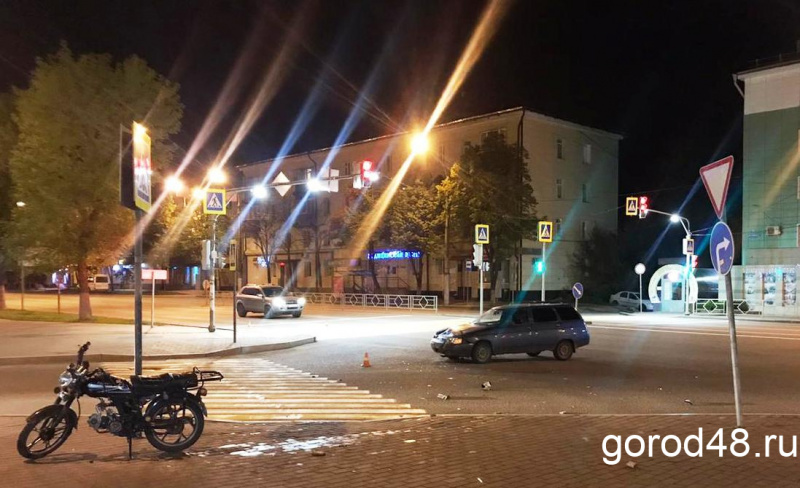 В центре Липецка столкнулись «ВАЗ» и мопед, пострадали двое подростков В центре Липецка столкнулись «ВАЗ» и мопед, пострадали двое подростков