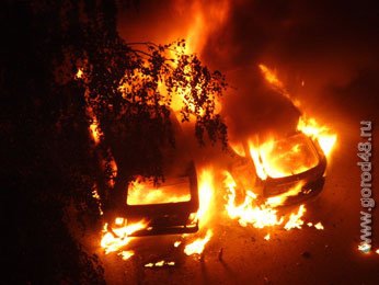 В Липецке сгорели 3 автомобиля В Липецке сгорели 3 автомобиля