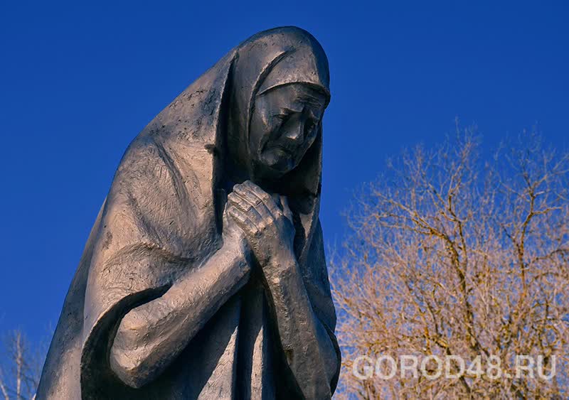 Мама 9 сыновей. Памятник матери Марии Матвеевне Фроловой. Памятник Задонск Мария Матвеевна Фролова. Задонск памятник матери Марии. Памятник матери Фроловой Марии Матвеевне Задонск.