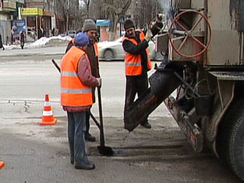 В Липецке латают дыры на дорогах В Липецке латают дыры на дорогах